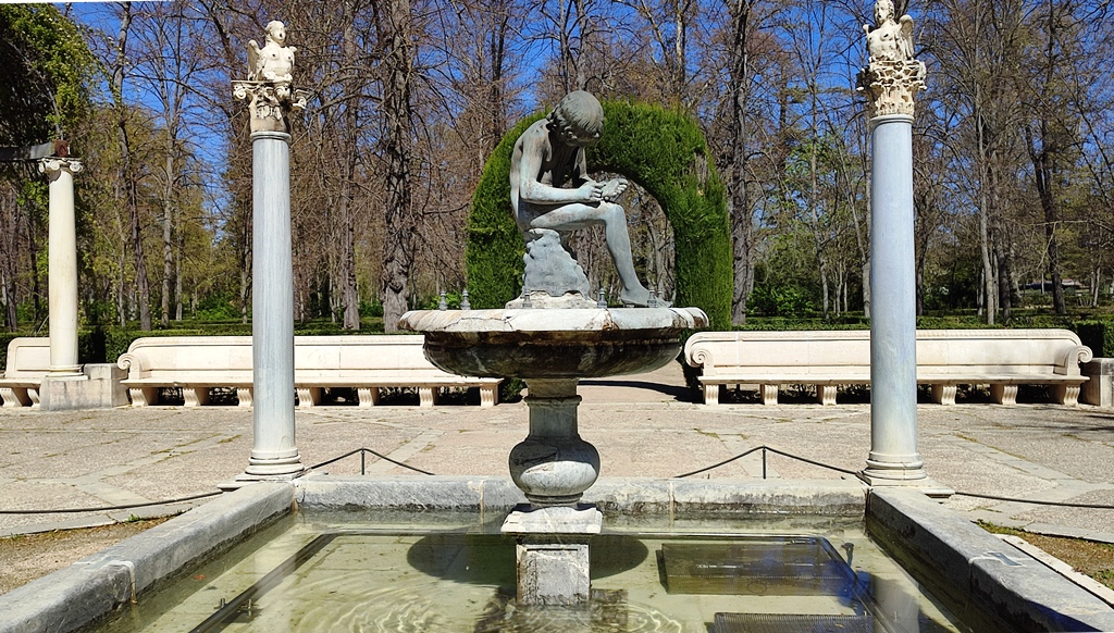 Фонтан в саду Остров (Jardín de la Isla) в королевском дворце Аранхуэса, Испания