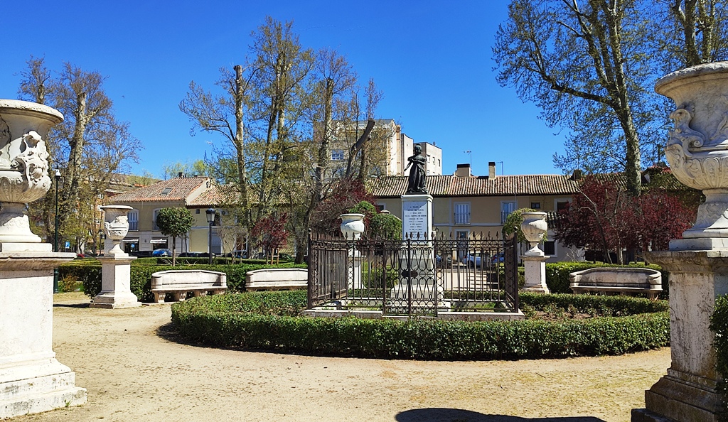 Сад Изабеллы II (Jardín de Isabel II) в городе Аранхуэс, Испания. Этот сад является частью знаменитого дворцово-паркового ансамбля Королевского дворца в Аранхуэсе. В центре сада находится памятник королеве Изабелле II в детстве