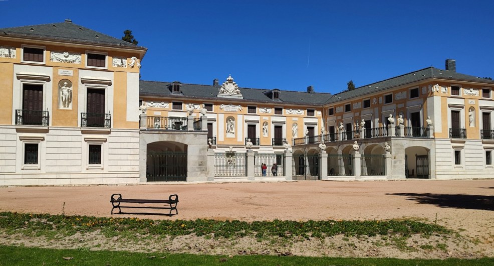 Casa del Labrador является частью Королевского дворца в Аранхуэсе, который служит загородной резиденцией испанской королевской семьи. Дворцовый комплекс, начатый Филиппом II и завершенный Карлом III, построен в стиле эррерианской архитектуры