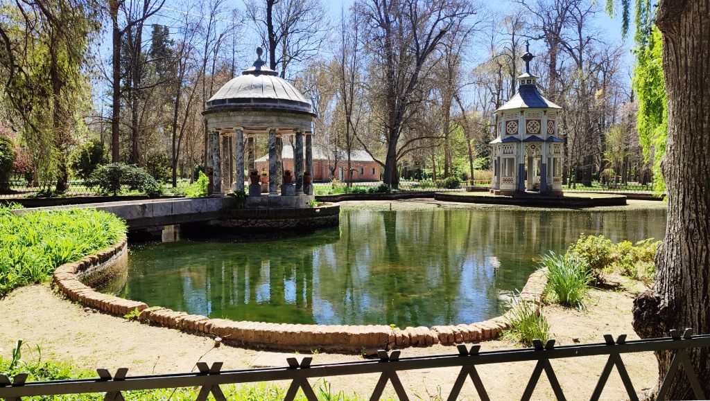 Пруд Estanque de los Chinescos (китайский пруд) с павильонами, расположенный в садах Jardín del Príncipe (Сад Принца) в Аранхуэсе, Испания. Этот пруд находится в огромном саду, созданном по приказу будущего короля Карла IV в конце XVIII века. В садах принца, помимо пруда, находятся Музей королевских лодок и дворец Лабрадор