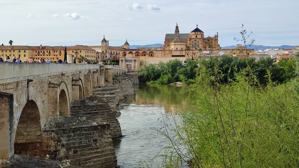Римский мост (Puente Romano), построенный римлянами в I веке до н.э., он соединяет два берега реки Гвадалквивир. Справа - Мескита (Mezquita de Córdoba) — бывшая главная соборная мечеть, а ныне католический собор