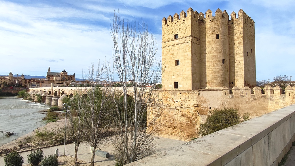 Башня Калаорра (Torre de la Calahorra) в городе Кордова, Испания, укрепленная башня исламского происхождения, защищавшая римский мост через реку Гвадалквивир. В настоящее время внутри башни располагается Живой музей Аль-Андалуса (Museo Vivo de al-Ándalus), посвященный культурному наследию исламской, христианской и еврейской культур