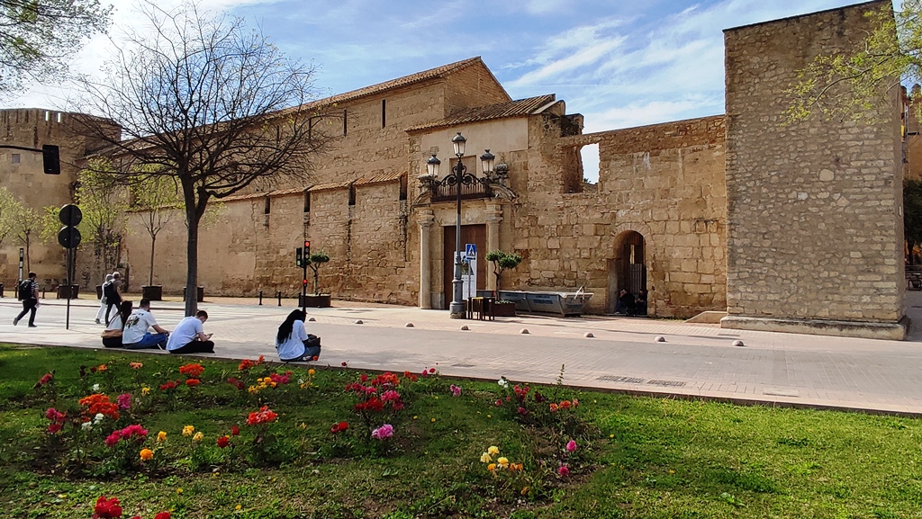 Алькасар христианских королей (Alcázar de los Reyes Cristianos) в Кордове, Испания, средневековая крепость и дворец XIV века, служивший одной из главных резиденций Изабеллы Кастильской и Фердинанда Арагонского. Здание расположено рядом с рекой Гвадалквивир и Большой мечетью-собором Кордовы