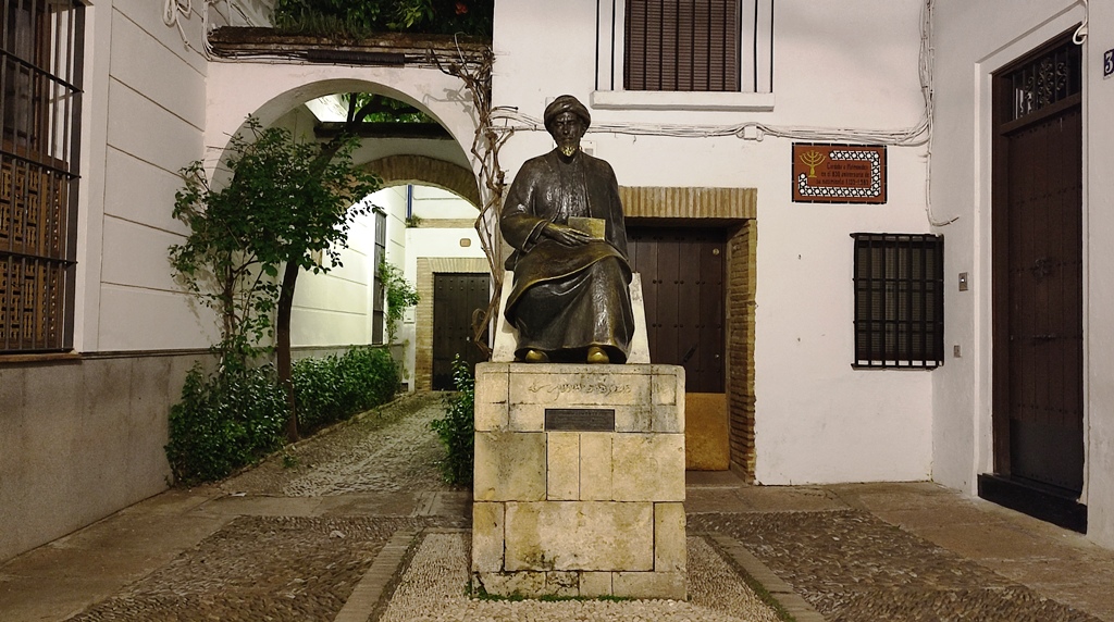Статуя Маймонида (Моше бен Маймона), расположенная на площади Тибериады (Plaza de Tiberíades) в историческом еврейском квартале Худерия (Judería) в Кордове, Испания