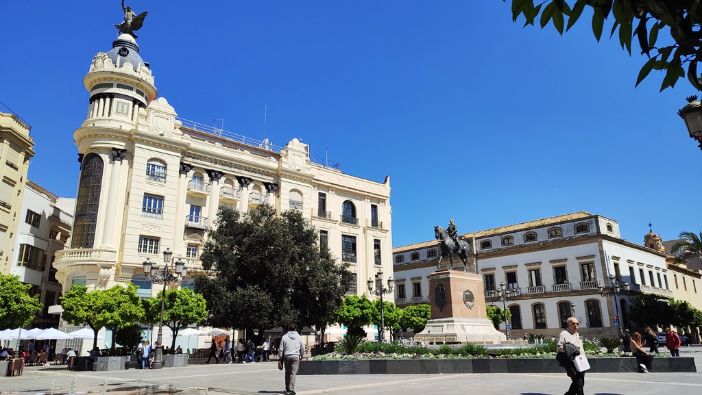 На фотографии запечатлена центральная площадь города Кордова в Испании — Plaza de las Tendillas. В центре площади установлен конный памятник Великому капитану Гонсало Фернандесу де Кордове