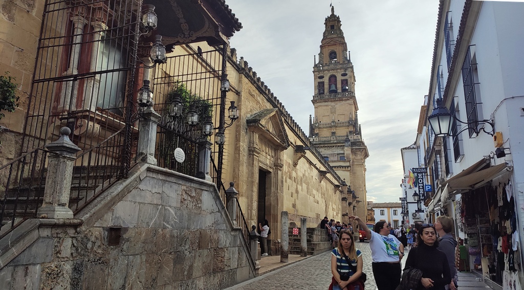 Улица Calle Cardenal Herrero в историческом центре города Кордова, Испания. На заднем плане возвышается колокольня Кафедрального собора Кордовы (Мескиты), которая изначально была минаретом