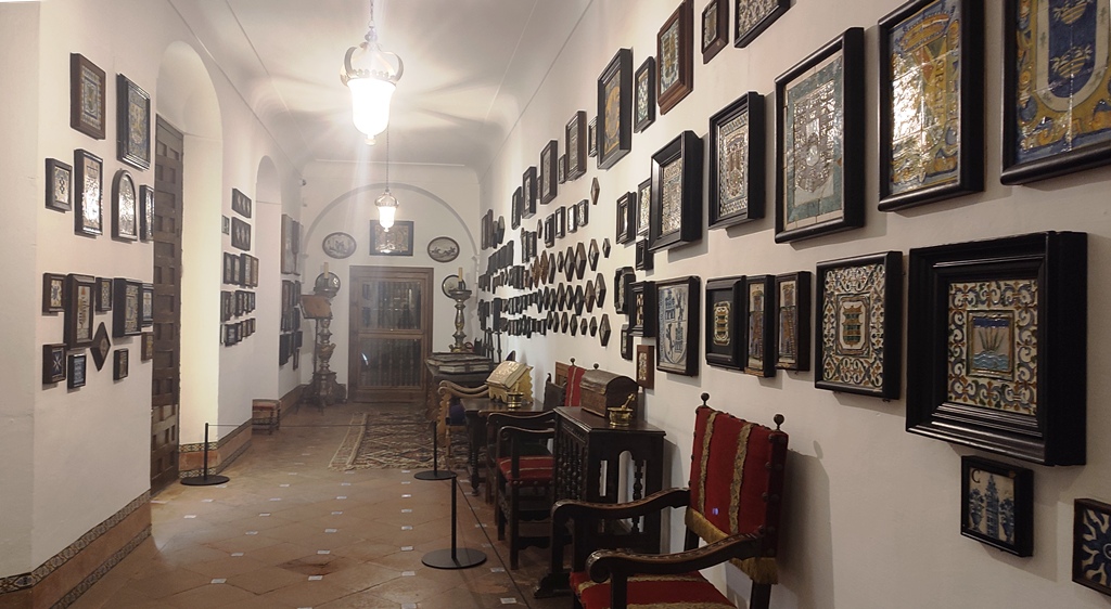 Интерьер Palacio de Viana (Дворца Виана) в Кордове, Испания. На стенах коридора размещена коллекция из сотен исторических керамических плиток, демонстрирующая различные стили и эпохи