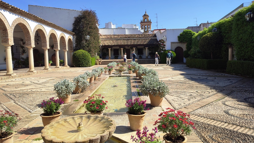 Внутренний дворик (патио) дворца Виана (Palacio de Viana), расположенного в Кордове, Испания. Дворец известен своими 12 уникальными внутренними двориками. Традиция украшать дворики фонтанами, прудами и растениями сохранилась со времен арабского правления в Андалусии
