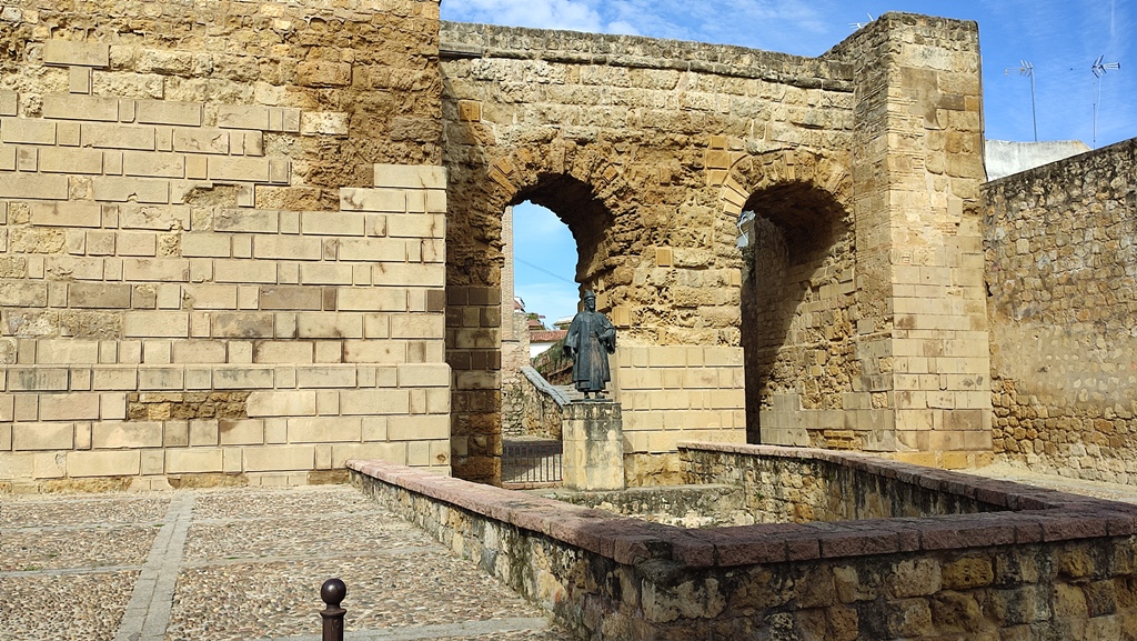 Ворота Севильи (Puerta de Sevilla) в Кордове, Испания.Историческое значение: В эпоху халифата эти ворота были одними из семи главных входов в средневековую Кордову.Скульптура: Внутри арок установлена статуя поэта и философа Ибн Хазма (Ibn Hazm), жившего в XI веке.Локация: Ворота расположены в исторической части города