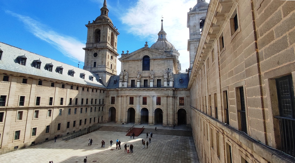 Монастырь Эль-Эскориал (исп. El Escorial), расположенный недалеко от Мадрида, Испания