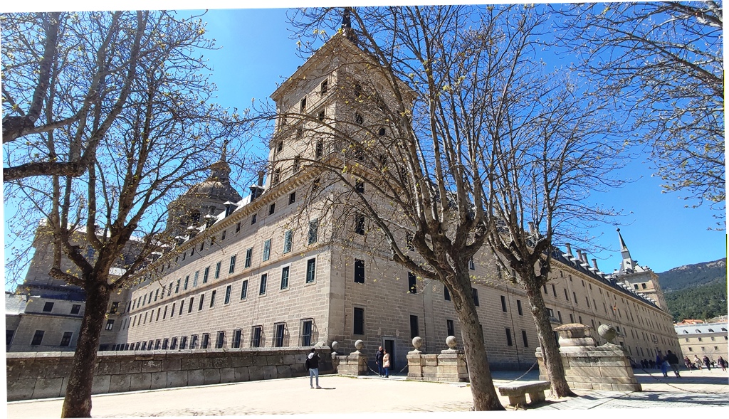 Монастырь Эль-Эскориал (исп. El Escorial), расположенный недалеко от Мадрида, Испания