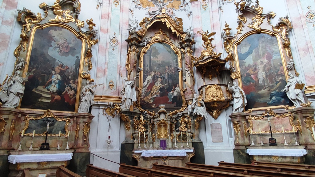 Барочная архитектура внутри монастыря Этталь (Ettal Abbey) в Баварии, Германия