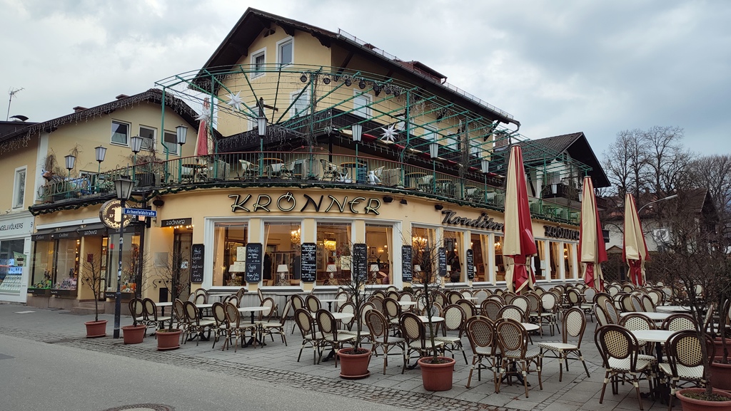 Konditorei & Kaffeehaus Krönner, традиционного кафе в немецком городе Гармиш-Партенкирхен.Здание известно своей росписью на фасаде, известной как Lüftlmalerei.Кафе предлагает завтраки, обеды и выпечку с 9:00 утра