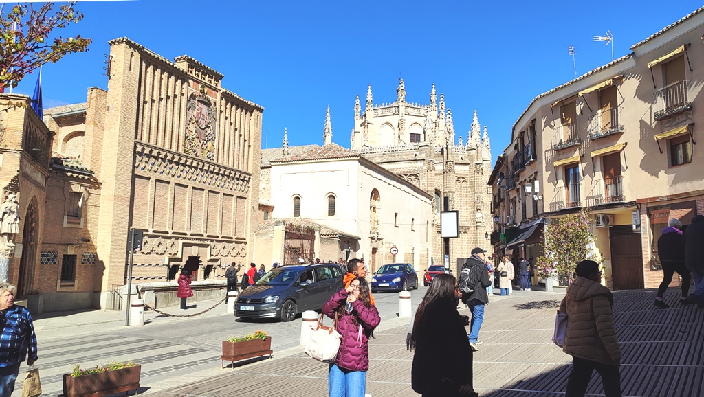 Монастырь Сан-Хуан-де-лос-Рейес (Monasterio de San Juan de los Reyes) — католический францисканский монастырь в Толедо, Испания, основанный католическими королями Изабеллой I и Фердинандом II в конце XV века, слева Toledo School of Art