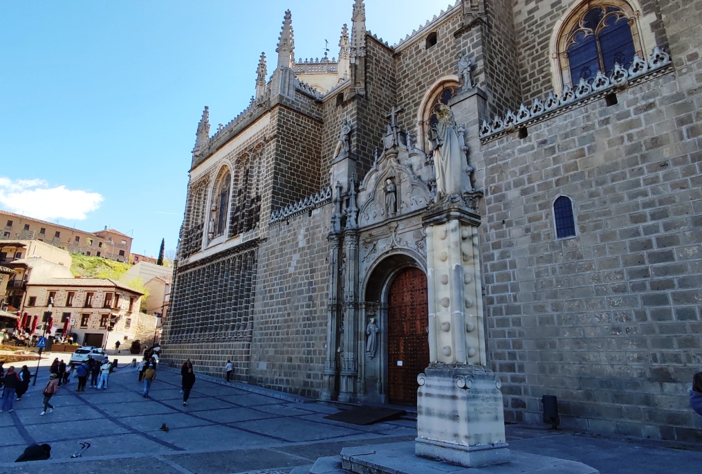 монастырь Сан-Хуан-де-лос-Рейес (Monasterio de San Juan de los Reyes) в Толедо, Испания.