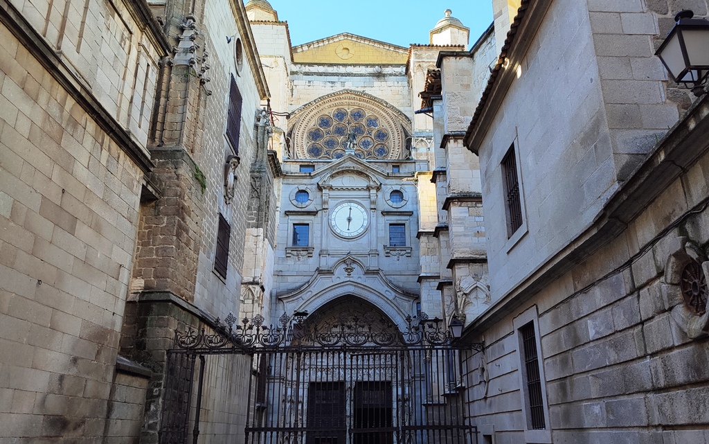 Кафедральный собор Святой Марии (Catedral Primada Santa María de Toledo) в городе Толедо, Испания.Это один из крупнейших христианских храмов в Европе, построенный в готическом стиле.На фото запечатлен боковой вход, также известный как Puerta del Reloj (Ворота Часов).